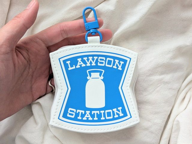 LAWSON STATIONロゴ型ミニポーチ 外観デザイン