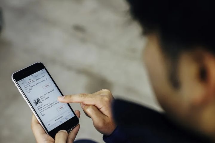 スマートフォンで自転車情報を確認する様子