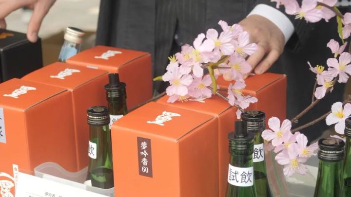 桜装飾のある日本酒試飲ブースの様子