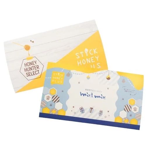 国産蜂蜜10種の食べ比べセットと小物を並べたイメージ