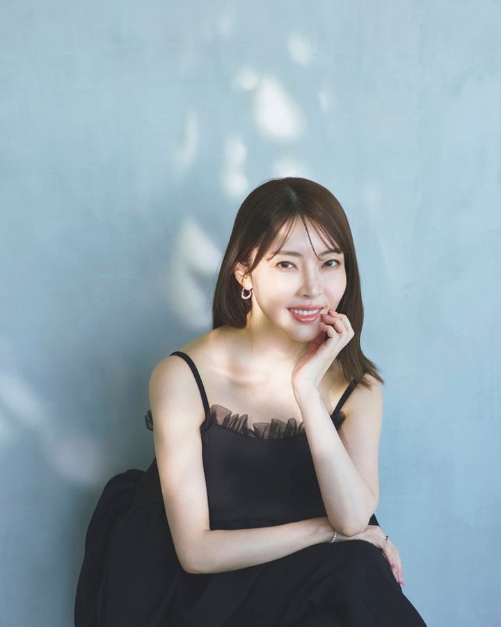 トップス ￥59,400、パンツ ￥44,000（ともにパハマン） ピアス ￥163,900、ブレスレット￥836,000、リング￥341,000（すべてヨン）