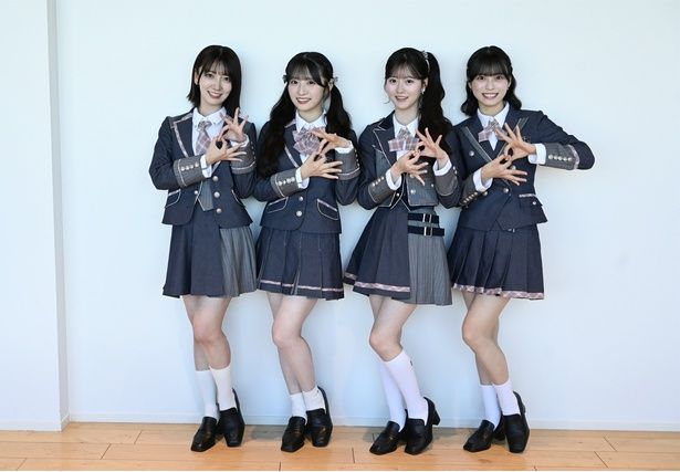 【写真】18期ポーズで撮影に応えてくれたAKB48の秋山由奈さん、新井彩永さん、工藤華純さん、八木愛月さん