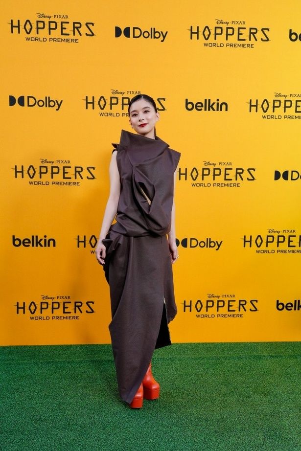 【写真を見る】芳根京子、ビーバーイメージのブラウンドレスでグリーンカーペットに登場！ [c]2026 Disney/Pixar. All Rights Reserved.