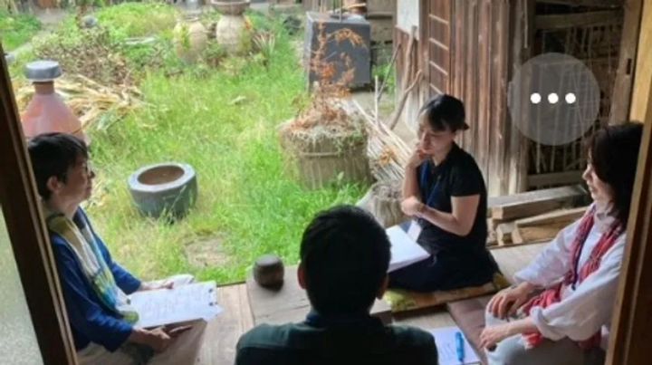 縁側で少人数が向き合って対話する様子