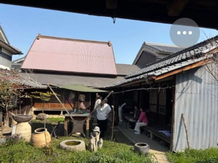 奈良の古民家中庭で参加者が語り合う様子