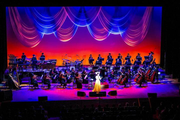 会場全体とフルオーケストラ編成のステージ全景