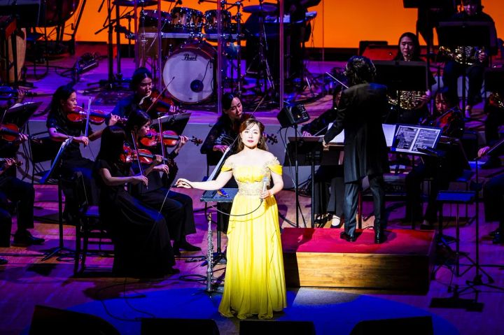 イエロードレス姿の平原綾香とオーケストラ公演風景