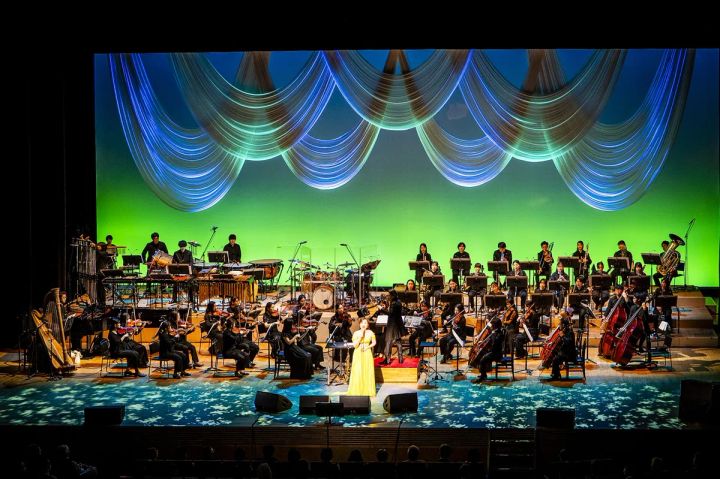 客席後方から見たステージとオーケストラの一体感
