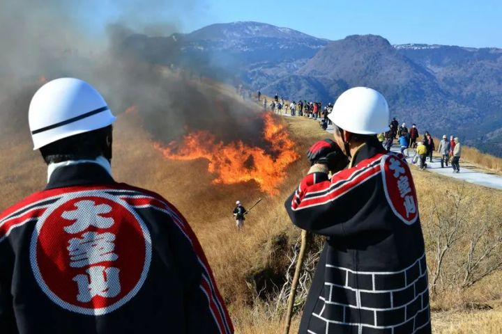 関係者と見物客が見守る大室山山焼き会場