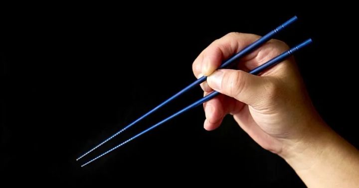 深い蒼色の64チタン箸「蒼律」の使用イメージ