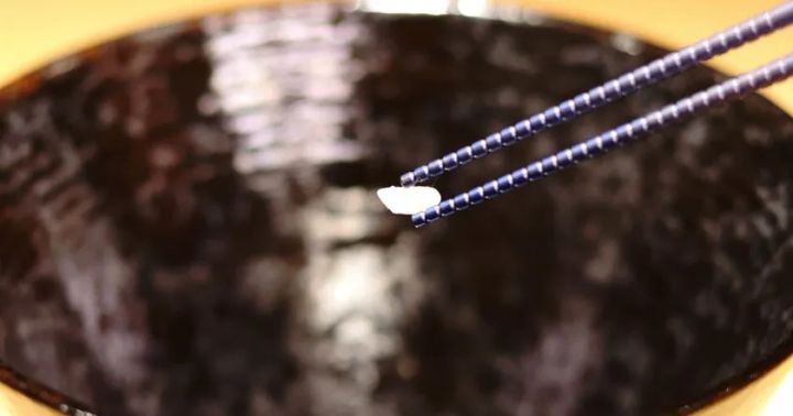 米粒をつまむ蒼律の箸先超接写