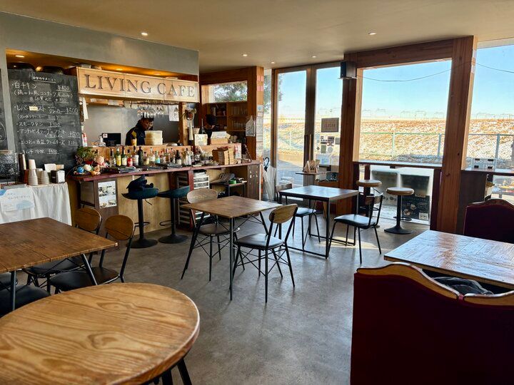 リバーサイドの開放的な空間。登戸「リビングカフェ シャンティ」で味わう至福のオリジナルスパイスカレー