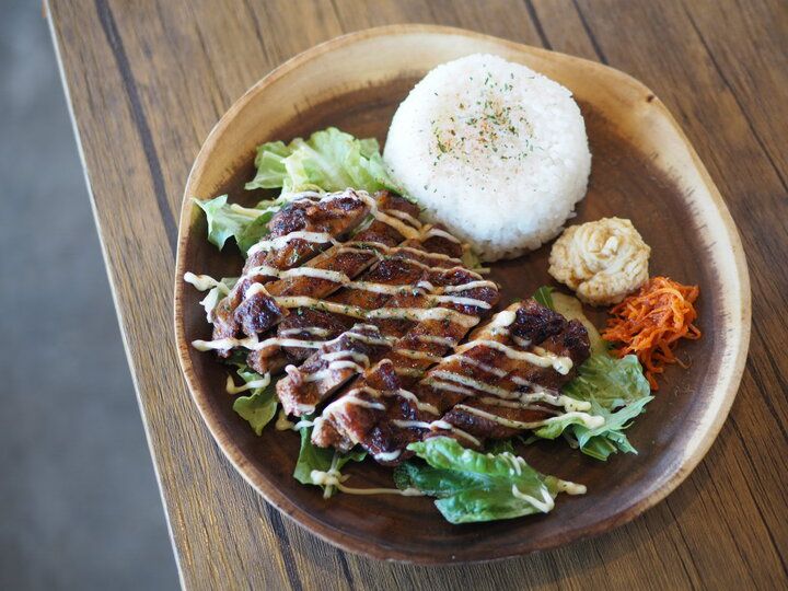 リバーサイドの開放的な空間。登戸「リビングカフェ シャンティ」で味わう至福のオリジナルスパイスカレー