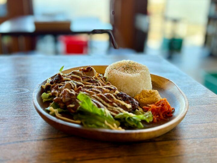 リバーサイドの開放的な空間。登戸「リビングカフェ シャンティ」で味わう至福のオリジナルスパイスカレー