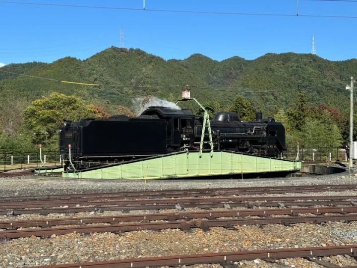 三峰口駅の転車台で方向転換するC58形蒸気機関車