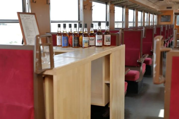 SL車内の特設BARカウンターに並ぶボトル