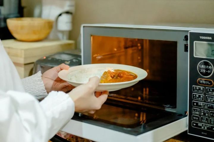 SUKUSUKU＋の皿を電子レンジで温める使用シーン