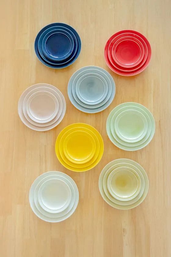 SUKUSUKU＋の多色食器セットを並べた俯瞰画像