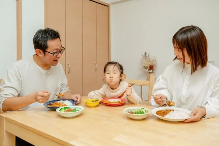 家族3人でSUKUSUKU＋の食器を使って食事する様子