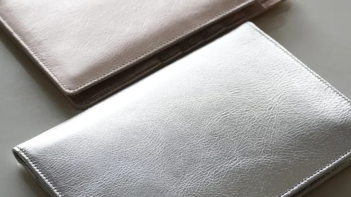 シルバーカラーのライフ・マルチケース商品カット