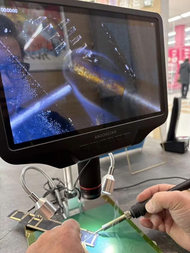 デジタル顕微鏡で基板の微細はんだ作業を行う修理工程
