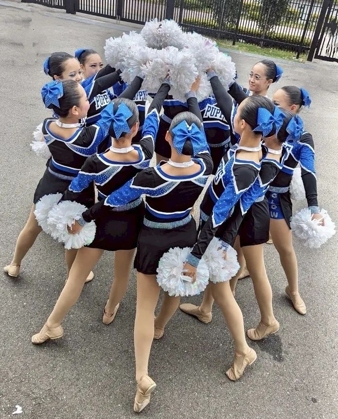 円陣を組むPOM PUPPYS glowのメンバー