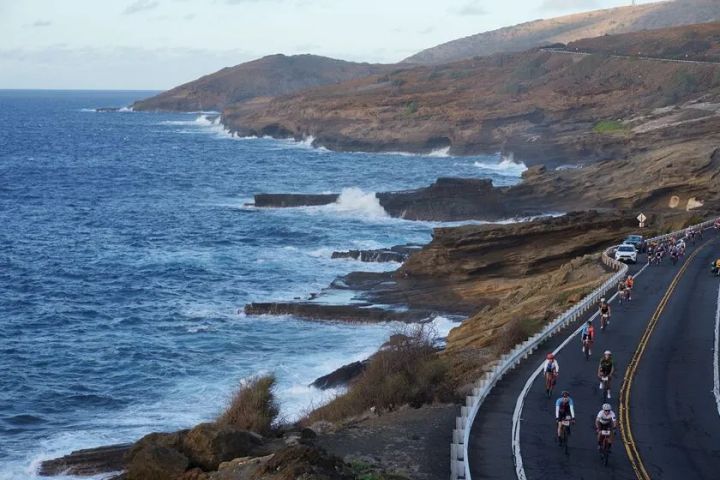 オアフ島の海岸線を走るホノルルセンチュリーライド参加者