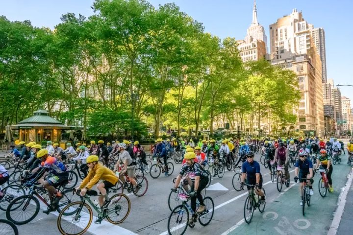 都市部を走る大規模サイクリングイベント参加者