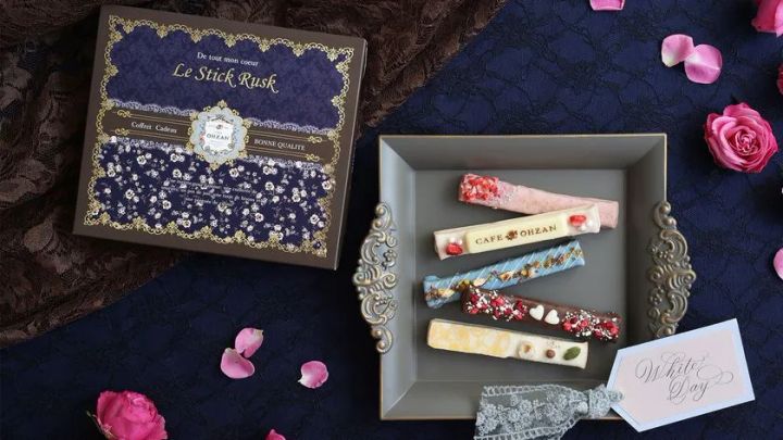 ネイビーの限定ボックスとスティックラスクのセット