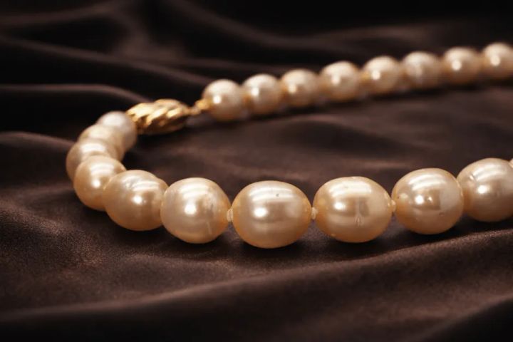ブラウンベルベット上に置かれたアコヤ真珠ネックレス