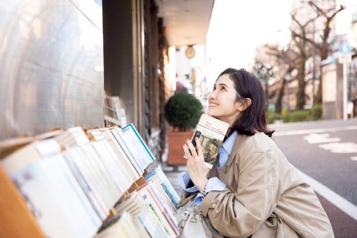 コート17万9300円、ブルーシャツ6万6000円、ブラウンシャツ6万3800円、スカート9万3500円（すべてマディソンブルー） バッグ16万5000円（J&M デヴィッドソン／J&M デヴィッドソン カスタマーセンター） シューズ3万9600円（ジャランスリウァヤ／ジャランスリウァヤ 日本橋） 靴下※スタイリスト私物