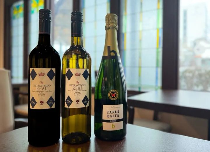 スペインワイン3本が並ぶテーブル