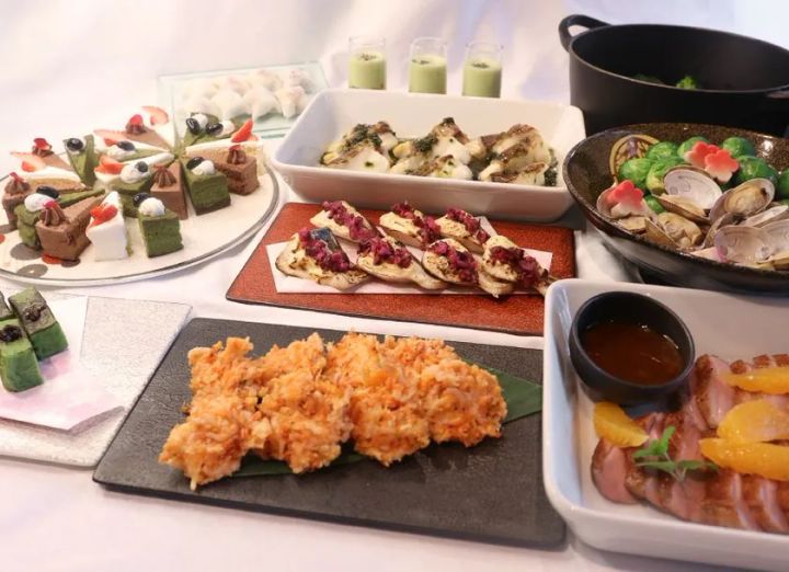 和洋メニューが並ぶランチブッフェ全景