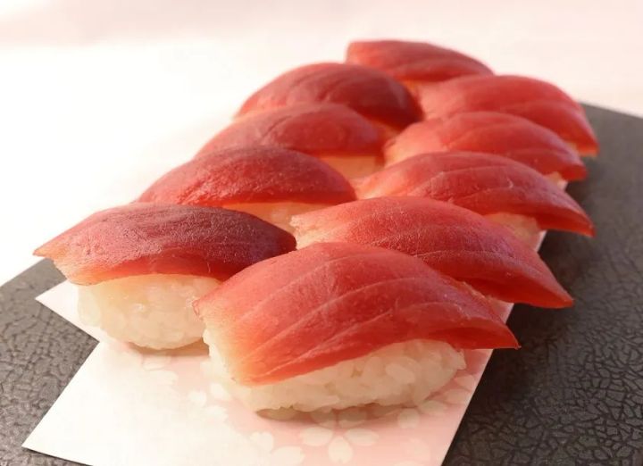 マグロの握り寿司が並ぶプレート