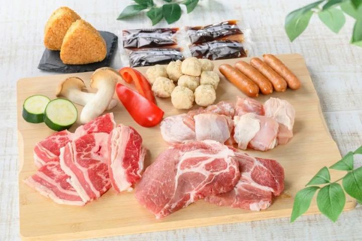 肉と野菜と焼きおにぎりが並ぶBBQ食材セット