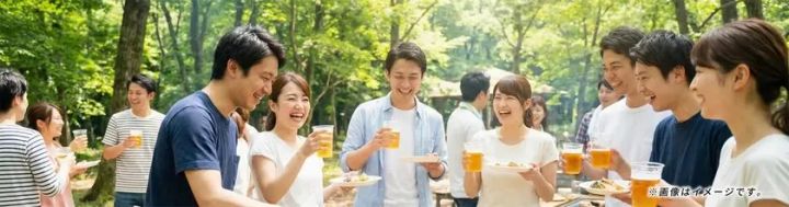 屋外テーブルで乾杯する団体グループ