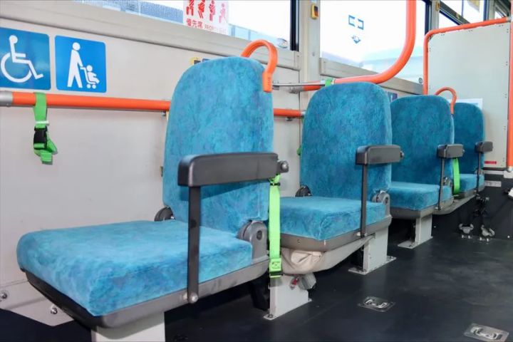 優先席表示と広いスペースがあるきいろいバス車内