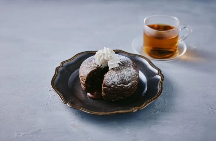 割った断面からチョコがとろけるごほうびショコラの盛り付け写真