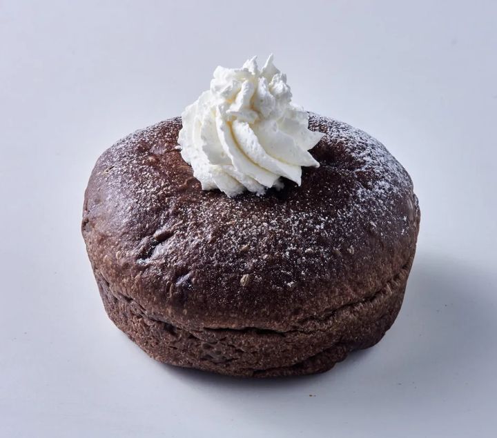 粉糖とホイップをのせたドーム型ショコラパンの単体写真