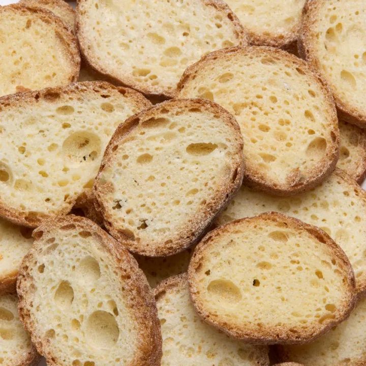 薄切りバゲットの素材感を見せた俯瞰カット