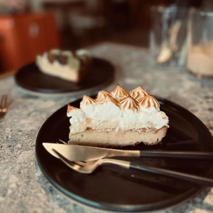 香ばしいメレンゲとクリーム層が映えるタルト