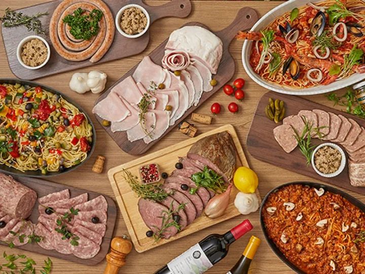 生ハムやパスタが並ぶイタリアンフェアの料理