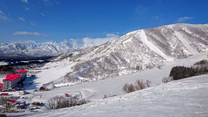 白馬コルチナスキー場とホテルを見渡す雪山パノラマ