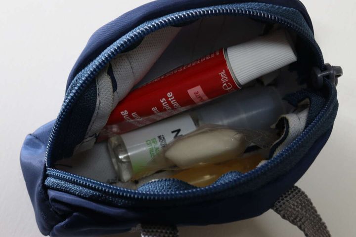 セリアスクールバッグ風ミニポーチ収納力