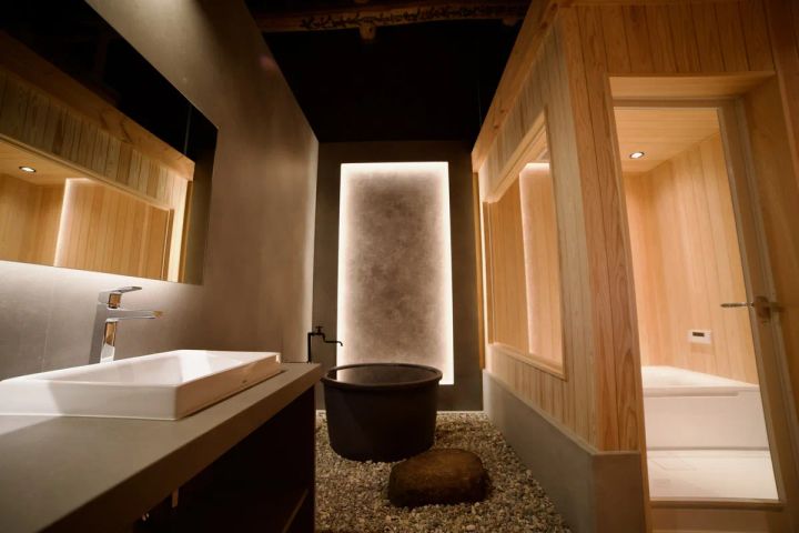 和モダン意匠の浴室とサウナスペース