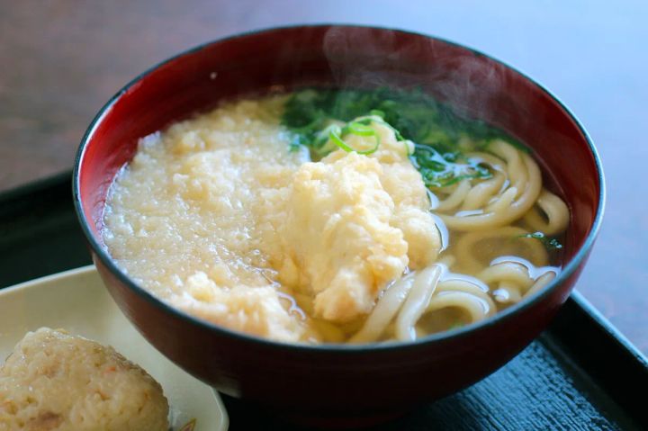 海老天がのった小麦冶の温かいうどん