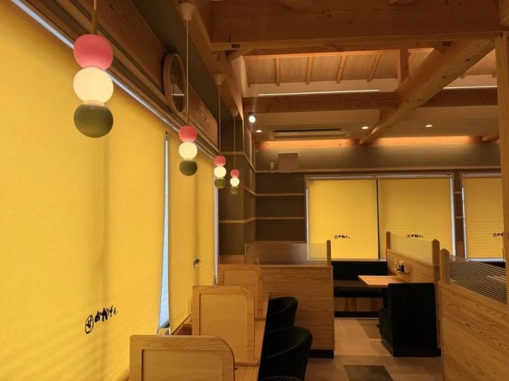 三色団子を思わせる提灯風ライトが並ぶ店内