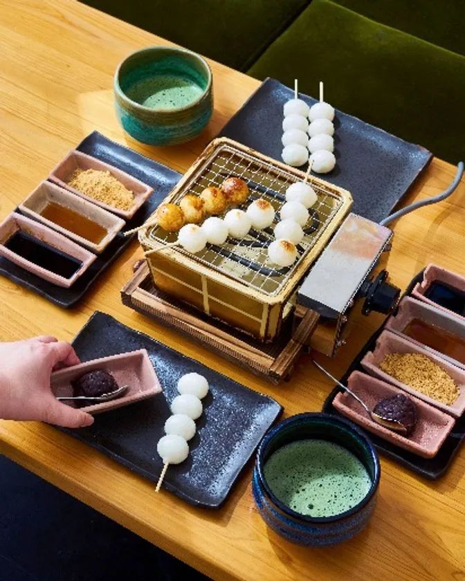 卓上コンロで団子を焼きながら抹茶を楽しむ和甘味セット