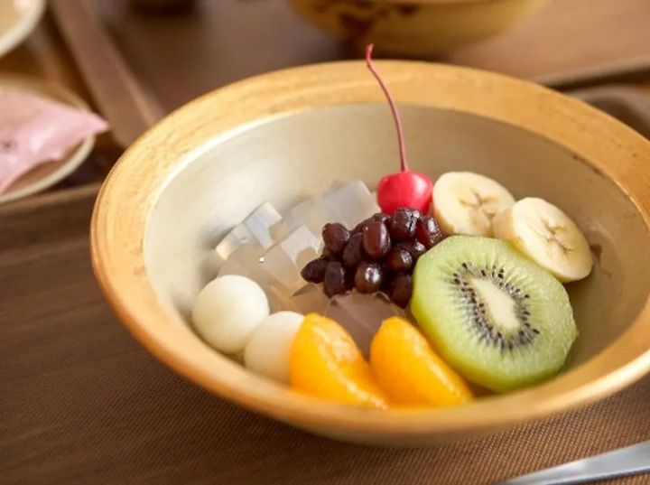 寒天と白玉と粒あんを彩りよく盛り合わせたみつまめ