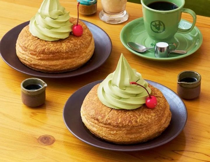 抹茶ソフトをのせたシュークリームが並ぶ和喫茶デザート
